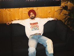 "<i>Kuch Meetha Ho Jaaye</i>": Diljit Dosanjh Feeds Gulab Jamun To Team Member On Flight