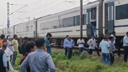 दिल्ली से बनारस जा रही वंदे भारत इटावा में रुकी, जानें वजह