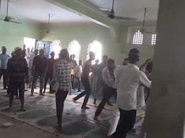 VIDEO: बेल्टों से दे दनादन... देखिए, मुरादाबाद की मस्जिद में जमकर हुई मारपीट VIDEO: बेल्टों से दे दनादन... देखिए, मुरादाबाद की मस्जिद में जमकर हुई मारपीट