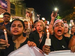 रिश्वत देने की कोशिश... कोलकाता की रेप पीड़िता के माता-पिता का पुलिस पर गंभीर आरोप रिश्वत देने की कोशिश... कोलकाता की रेप पीड़िता के माता-पिता का पुलिस पर गंभीर आरोप