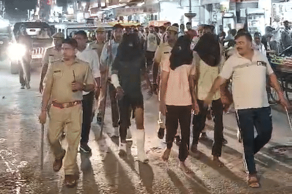 कोटा में छात्र पर हमला करने वाले बदमाशों की पुलिस ने नंगे पैर कराई परेड, चाकू मार किया था घायल