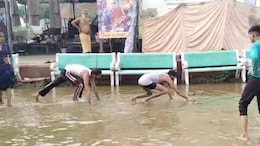 सड़कों पर लबालब भरे पानी के बीच दंडवत परिक्रमा करते श्रद्दालु, 21 किलोमीटर की कठिन तपस्या&nbsp;