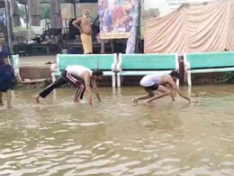 सड़कों पर लबालब भरे पानी के बीच दंडवत परिक्रमा करते श्रद्दालु, 21 किलोमीटर की कठिन तपस्या 