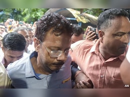 मेडिकल काउंसिल ने आरजी कर कॉलेज के पूर्व प्रिंसिपल के करीबी 3 डॉक्टरों को किया निलंबित मेडिकल काउंसिल ने आरजी कर कॉलेज के पूर्व प्रिंसिपल के करीबी 3 डॉक्टरों को किया निलंबित
