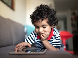 बच्चे तेजी से सीख लेते हैं ये 5 बुरी आदतें, पैरेंट्स को कभी नहीं करना चाहिए नजरअंदाज  