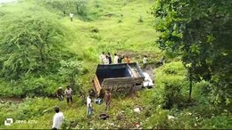 Accident: अनियंत्रित होकर मजदूरों से भरा पिकअप सीधा गिरा खाई में... तीन की हो गई मौत&nbsp;
