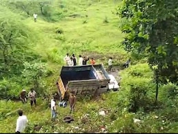 Accident: अनियंत्रित होकर मजदूरों से भरा पिकअप सीधा गिरा खाई में... तीन की हो गई मौत 