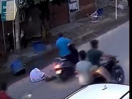 Video : सांड ने बुजुर्ग के पेट में सींग मारकर उछाला तो पेट की आंत आई बाहर, हालत गंभीर Video : सांड ने बुजुर्ग के पेट में सींग मारकर उछाला तो पेट की आंत आई बाहर, हालत गंभीर