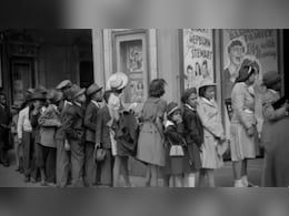 इस पुरानी तस्वीर के वायरल होते ही सोशल मीडिया पर छिड़ गई टाइम ट्रैवल की चर्चा, लड़के के हाथ में आई पैड होने का दावा इस पुरानी तस्वीर के वायरल होते ही सोशल मीडिया पर छिड़ गई टाइम ट्रैवल की चर्चा, लड़के के हाथ में आई पैड होने का दावा