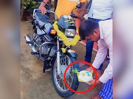 फैमिली ने नई बाइक से कटवाया केक, देख लोगों ने पकड़ लिया माथा, बोले- कलयुग चरम पर है फैमिली ने नई बाइक से कटवाया केक, देख लोगों ने पकड़ लिया माथा, बोले- कलयुग चरम पर है