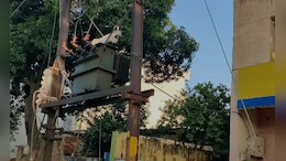 Gwalior : धमाके के साथ गिरा ट्रांसफार्मर, 20 से अधिक घरों में फैला करंट, कई लोग झुलसे