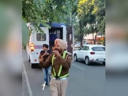 दलेर मेंहदी के स्टाइल में पुलिसवाले ने ऐसे समझाए पार्किंग रुल लोग नहीं कर सके वीडियो स्किप, बोले- पाजी मौज करा दी दलेर मेंहदी के स्टाइल में पुलिसवाले ने ऐसे समझाए पार्किंग रुल लोग नहीं कर सके वीडियो स्किप, बोले- पाजी मौज करा दी