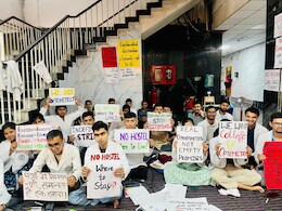 'ना लेक्चरर, ना क्लासरूम', 20 दिनों से धरने पर बैठे हैं दिल्ली एम्स के ऑप्टोमेट्री के छात्र; बोले- 'हमारे साथ भेदभाव...'