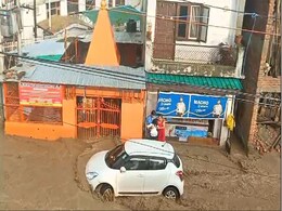 VIDEO: तेज बहाव में मना करने पर भी नहीं रुका कार सवार, देखिए आफत में आयी जान तो लोगों ने कैसे बचाया VIDEO: तेज बहाव में मना करने पर भी नहीं रुका कार सवार, देखिए आफत में आयी जान तो लोगों ने कैसे बचाया