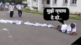 गले में शिकायतों की माला पहनकर रेंगता हुआ पहुंचा शख्स, बोला-'मैं चप्पल सिर पर रखकर न्याय की भीख मांगता हूं'