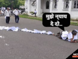 गले में शिकायतों की माला पहनकर रेंगता हुआ पहुंचा शख्स, बोला-'मैं चप्पल सिर पर रखकर न्याय की भीख मांगता हूं' गले में शिकायतों की माला पहनकर रेंगता हुआ पहुंचा शख्स, बोला-'मैं चप्पल सिर पर रखकर न्याय की भीख मांगता हूं'