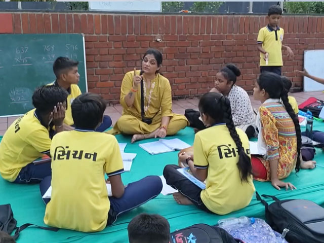Uma Sharma: The College Professor Who Runs 'Footpath School' In Gujarat
