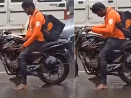 बारिश सबके के लिए रोमांटिक नहीं होती... फूड डिलीवरी के लिए जाते समय बुरी तरह भीग गया स्विगी एजेंट, Video भावुक कर देगा बारिश सबके के लिए रोमांटिक नहीं होती... फूड डिलीवरी के लिए जाते समय बुरी तरह भीग गया स्विगी एजेंट, Video भावुक कर देगा