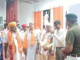 कार्यक्रम के बीच शिक्षा मंत्री से मिला दृष्टि बाधित शिक्षक, दिलावर ने कहा- 'तुम्हे जहां जाना है वहां होगा तबादला'