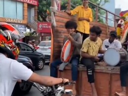 ट्रैफिक में फंसे बैंड वालों का ग्रुप बजा रहा था ढोल, तभी पीछे खड़े बाइक वाले ने किया ऐसा कारनामा, पब्लिक ने भी खूब किया एन्जॉय
