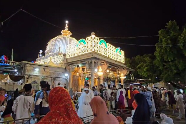 रंग-बिरंगी लाइटों से सजी दरगाह