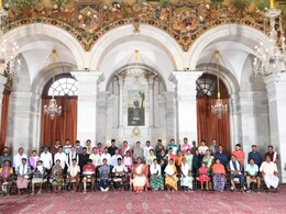 नक्सली हिंसा से पीड़ितों ने राष्ट्रपति द्रौपदी मुर्मू से की मुलाकात, बस्तर वासियों ने रखी अपनी बात नक्सली हिंसा से पीड़ितों ने राष्ट्रपति द्रौपदी मुर्मू से की मुलाकात, बस्तर वासियों ने रखी अपनी बात