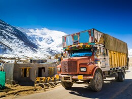 ट्रक के पीछे लिखी ऐसी फनी चेतावनी, पढ़कर लोटपोट हुए लोग, बोले- हे पार्थ जरा रथ रोको थोड़ा हंस लेने दो वरना गिर पड़ेंगे ट्रक के पीछे लिखी ऐसी फनी चेतावनी, पढ़कर लोटपोट हुए लोग, बोले- हे पार्थ जरा रथ रोको थोड़ा हंस लेने दो वरना गिर पड़ेंगे