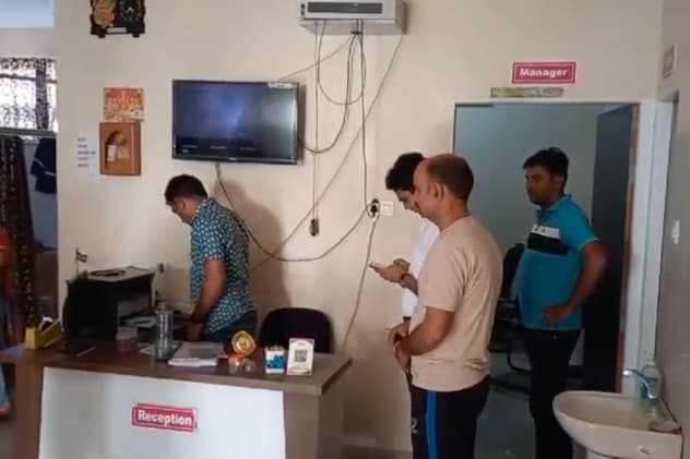 सेंटर में जांच करती हुई पुलिस टीम सेंटर में जांच करती हुई पुलिस टीम