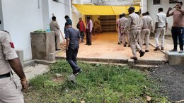 वन विभाग ने मारा छापा, रेस्ट हाउस में मिली लाखों की&nbsp;इमारती&nbsp;लकड़ी