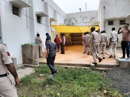 वन विभाग ने मारा छापा, रेस्ट हाउस में मिली लाखों की इमारती लकड़ी वन विभाग ने मारा छापा, रेस्ट हाउस में मिली लाखों की इमारती लकड़ी