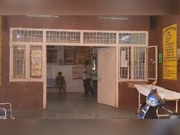 झांसी: अस्पताल में पहले वॉर्ड बॉय ने बुजुर्ग मरीज को पीटा, फिर धक्के मारकर निकाल दिया बाहर