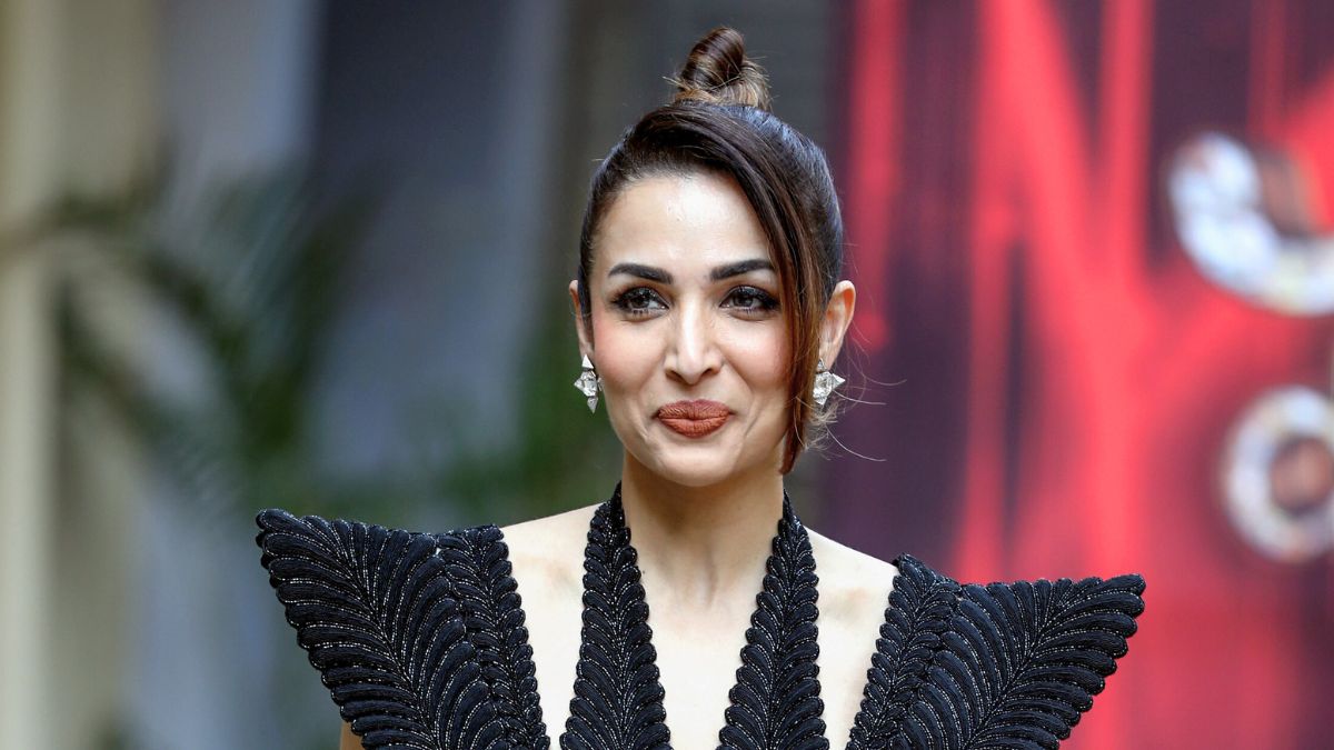 The video features the actress executing yoga poses that work all of the body's muscles