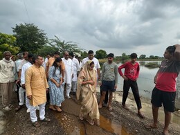 भरतपुर में जगह-जगह जलभराव, सांसद संजना जाटव ने किया क्षेत्र का दौरा; अधिकारियों को दिए निर्देश भरतपुर में जगह-जगह जलभराव, सांसद संजना जाटव ने किया क्षेत्र का दौरा; अधिकारियों को दिए निर्देश