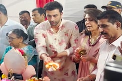 Ranbir Kapoor Performs <i>Arti</i> With Mother Neetu Kapoor At Ganapati <i>Visarjan</i> Ranbir Kapoor Performs <i>Arti</i> With Mother Neetu Kapoor At Ganapati <i>Visarjan</i>
