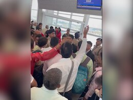 स्पाइसजेट की फ्लाइट अचानक हुई कैंसिल, दिल्ली एयरपोर्ट पर यात्रियों ने किया हंगामा स्पाइसजेट की फ्लाइट अचानक हुई कैंसिल, दिल्ली एयरपोर्ट पर यात्रियों ने किया हंगामा