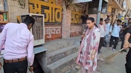 Tina Dabi: बाड़मेर में सड़कों पर उतरीं IAS टीना डाबी, गंदगी फैलाने वालों को लगाई फटकार
