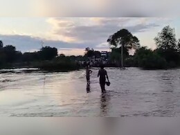 यूपी : महोबा में क्योलारी नदी का जलस्तर बढ़ा, लापरवाही के चलते नदी में समाया ट्रक; देखें VIDEO