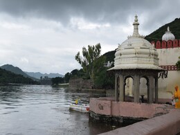 Udaipur:  भारत का सिटी ऑफ रोमांस, यहां की खूबसूरत झीलें-महल-हवेलियां पर्यटकों को क्यों करती हैं आकर्षित Udaipur:  भारत का सिटी ऑफ रोमांस, यहां की खूबसूरत झीलें-महल-हवेलियां पर्यटकों को क्यों करती हैं आकर्षित