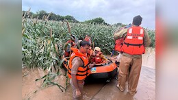 बाढ़ में भूखा-प्यासा फंसा रहा ये नेत्रहीन परिवार, SDRF की टीम को खेत में चलानी पड़ी नाव