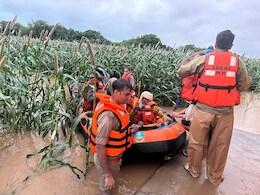 बाढ़ में भूखा-प्यासा फंसा रहा ये नेत्रहीन परिवार, SDRF की टीम को खेत में चलानी पड़ी नाव बाढ़ में भूखा-प्यासा फंसा रहा ये नेत्रहीन परिवार, SDRF की टीम को खेत में चलानी पड़ी नाव