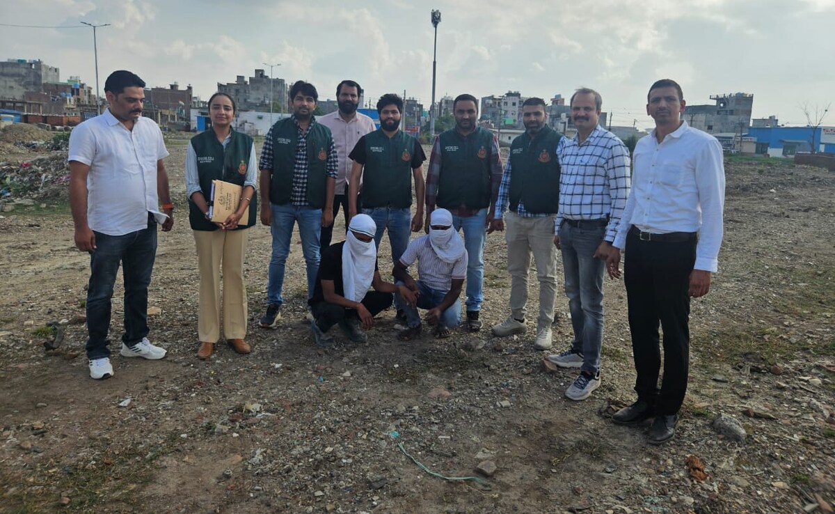 दिल्ली में मिठाई की दुकान के बाहर गोलीबारी करने के आरोप में जेल में बंद गैंगस्टर के 2 साथी गिरफ्तार