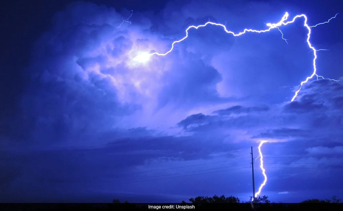 PATNA Мощна буря придружена от силни валежи и мълния нанася