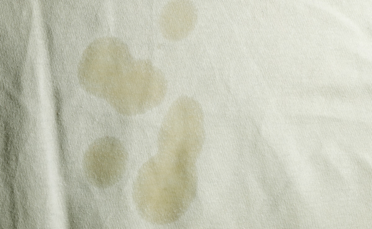 सफेद कपड़ों पर लग गए हैं तेल के दाग, तो यहां जानिए किस तरह आसानी से छूट