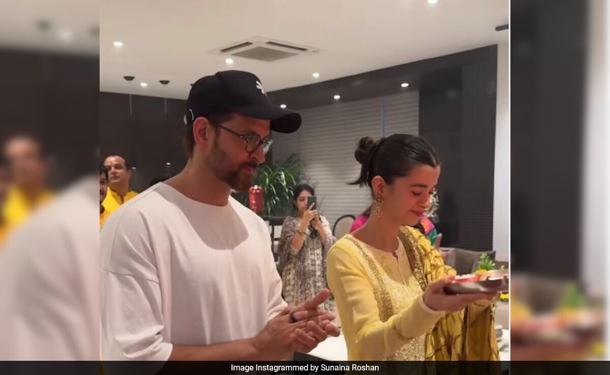 Watch: Hrithik Roshan And Saba Azad Perform <i>Arti</i> At Ganesh <i>Visarjan</i>
