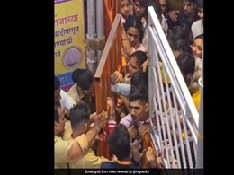 Viral Video From Mumbai’s Lalbaugcha Raja Sparks VIP Culture Debate  Viral Video From Mumbai’s Lalbaugcha Raja Sparks VIP Culture Debate