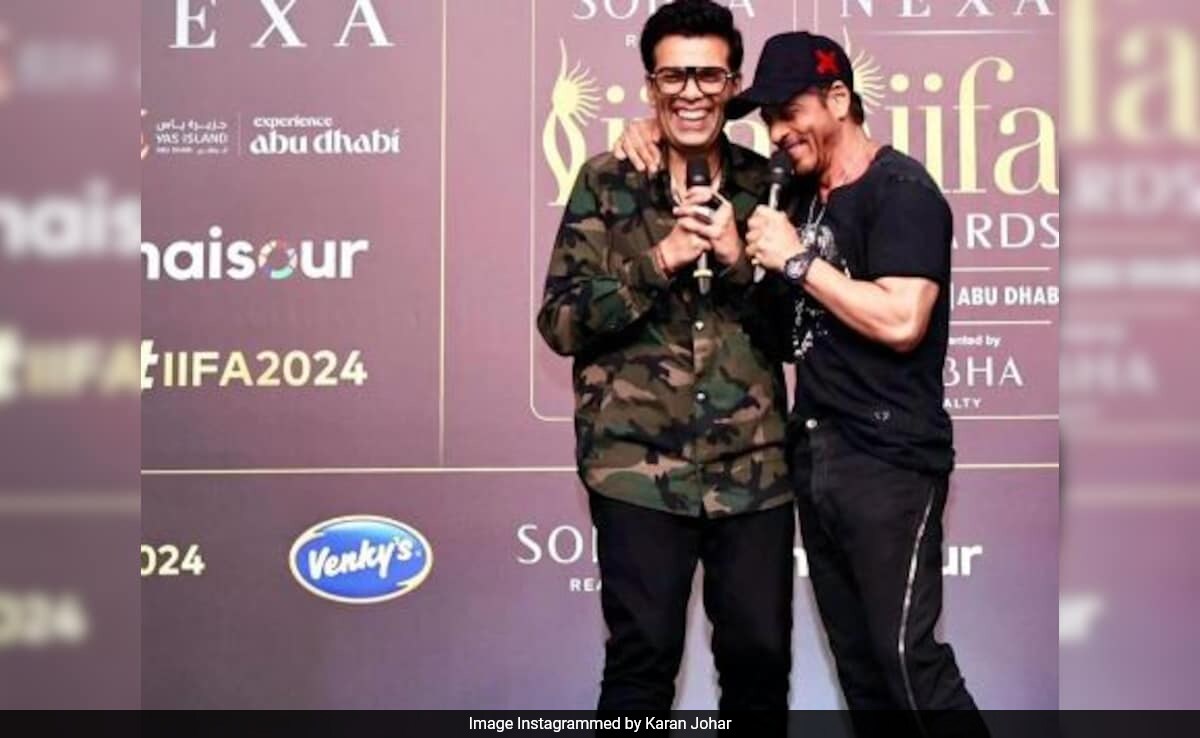 Watch: Shah Rukh Khan Roasts Karan Johar For His Back-To-Back Hosting: "Picture <i>Bhi Toh Bana Mere Bhai</i>"