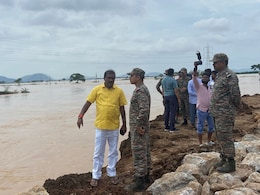 आंध्र प्रदेश में उफान पर नदियां, तटबंद में आई दरार तो भारतीय सेना ने संभाला मोर्चा, देखे तस्वीरें