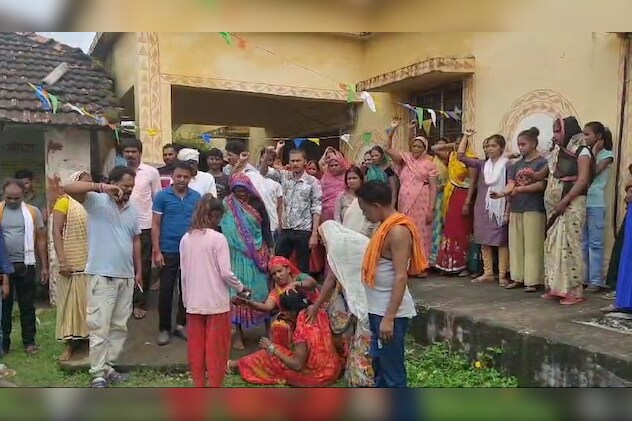 मासूम की मौत से नाराज परिजन प्राथमिक स्वास्थ्य केंद्र पर समूह में हंगामा करते हुए. मासूम की मौत से नाराज परिजन प्राथमिक स्वास्थ्य केंद्र पर समूह में हंगामा करते हुए.