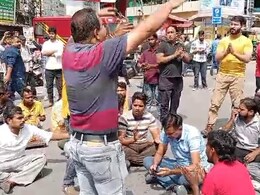 देहरादून रेलवे स्टेशन पर और बढ़ा तनाव, पुलिस की कार्रवाई के खिलाफ लोगों ने बंद किया बाजार देहरादून रेलवे स्टेशन पर और बढ़ा तनाव, पुलिस की कार्रवाई के खिलाफ लोगों ने बंद किया बाजार