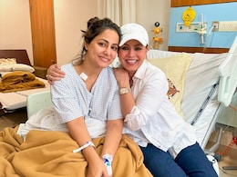 कीमोथेरेपी के पहले दिन हिना खान से मिलने आई थीं महिमा चौधरी, PHOTO हुई वायरल कीमोथेरेपी के पहले दिन हिना खान से मिलने आई थीं महिमा चौधरी, PHOTO हुई वायरल